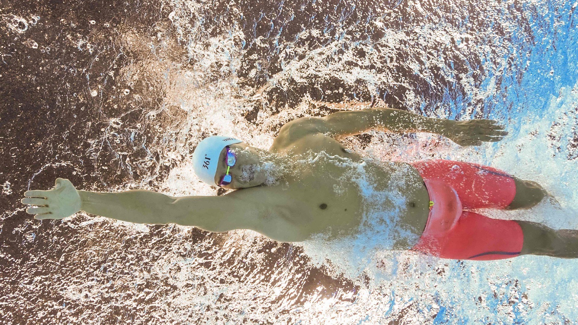 《电竞产业链升级：从硬件到软件的全方位布局》，电竞产业的发展和前景